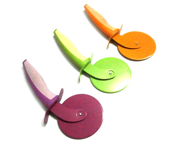 High quality stainless steel pizza cutter with same color plastic handle