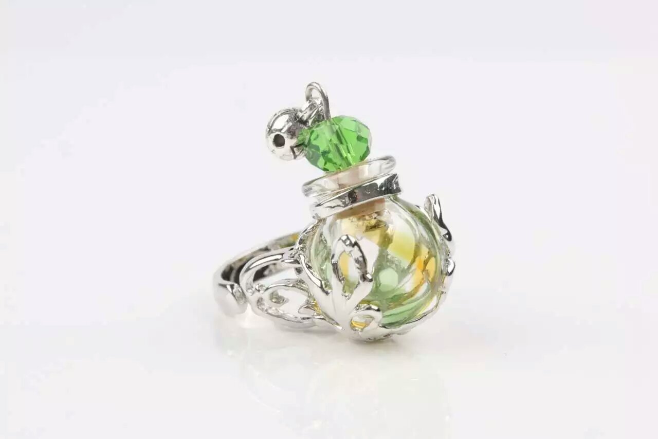 Wholesale green bottle metal pendant essencial oil necklace